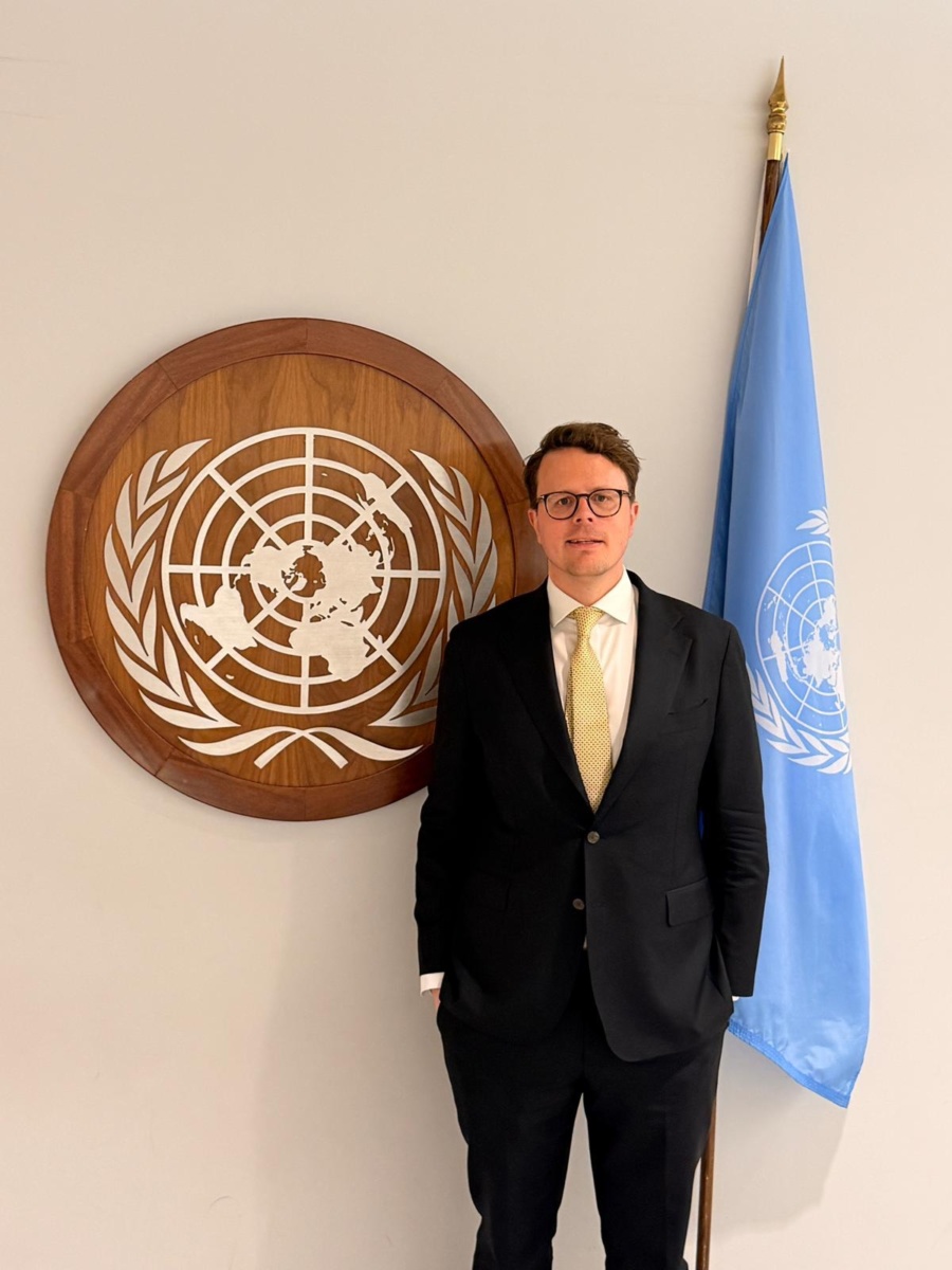Stuart Smith with the United Nations emblem and flag